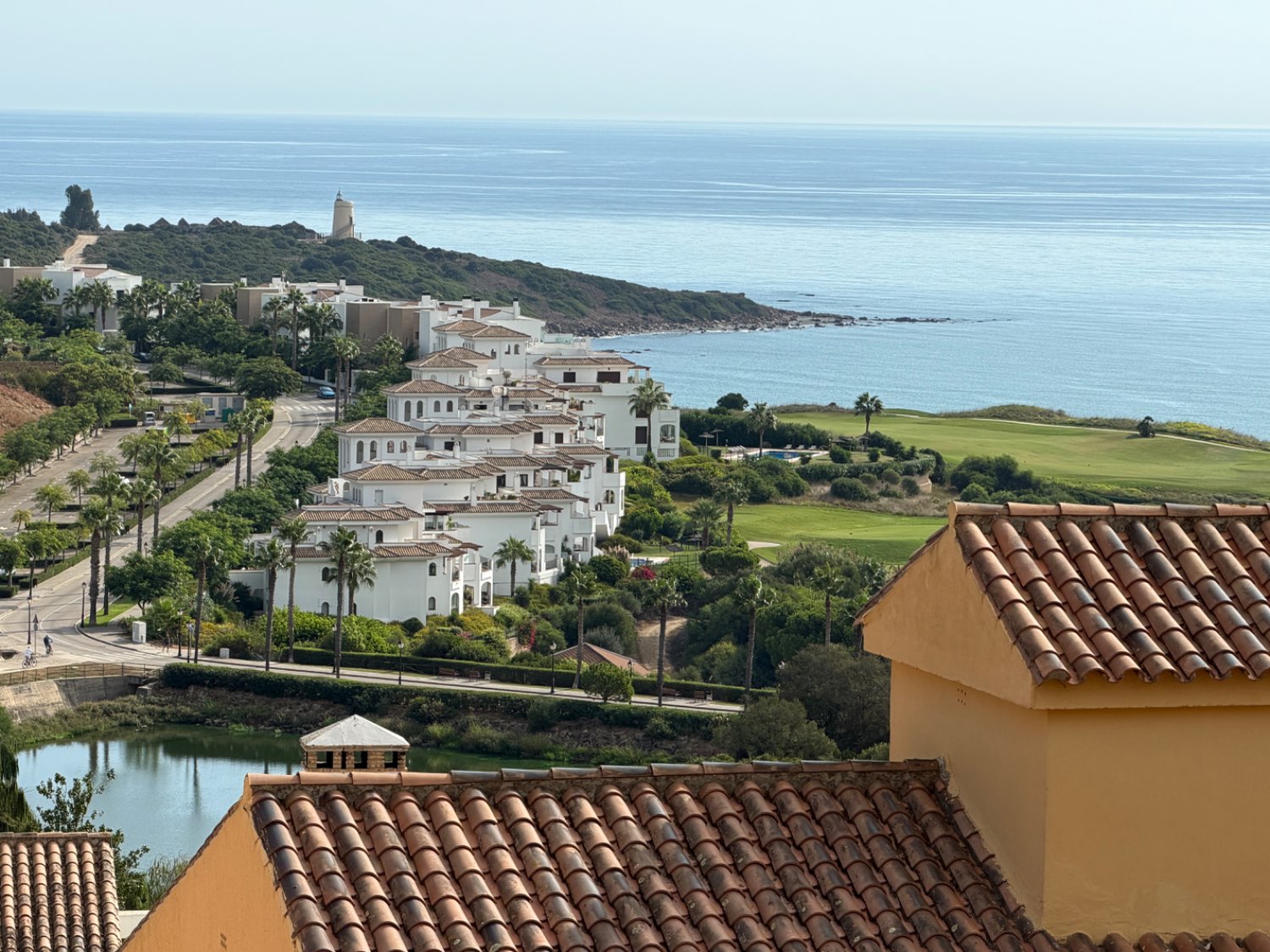 Fabulosa casa pareada cuatro dormitorios  con preciosas vistas al mar en Alcaidesa