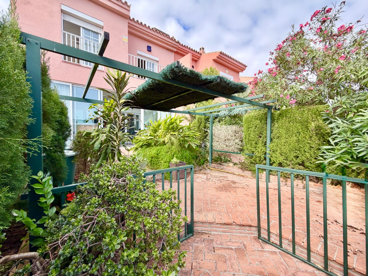 Fabulosa casa pareada cuatro dormitorios  con preciosas vistas al mar en Alcaidesa
