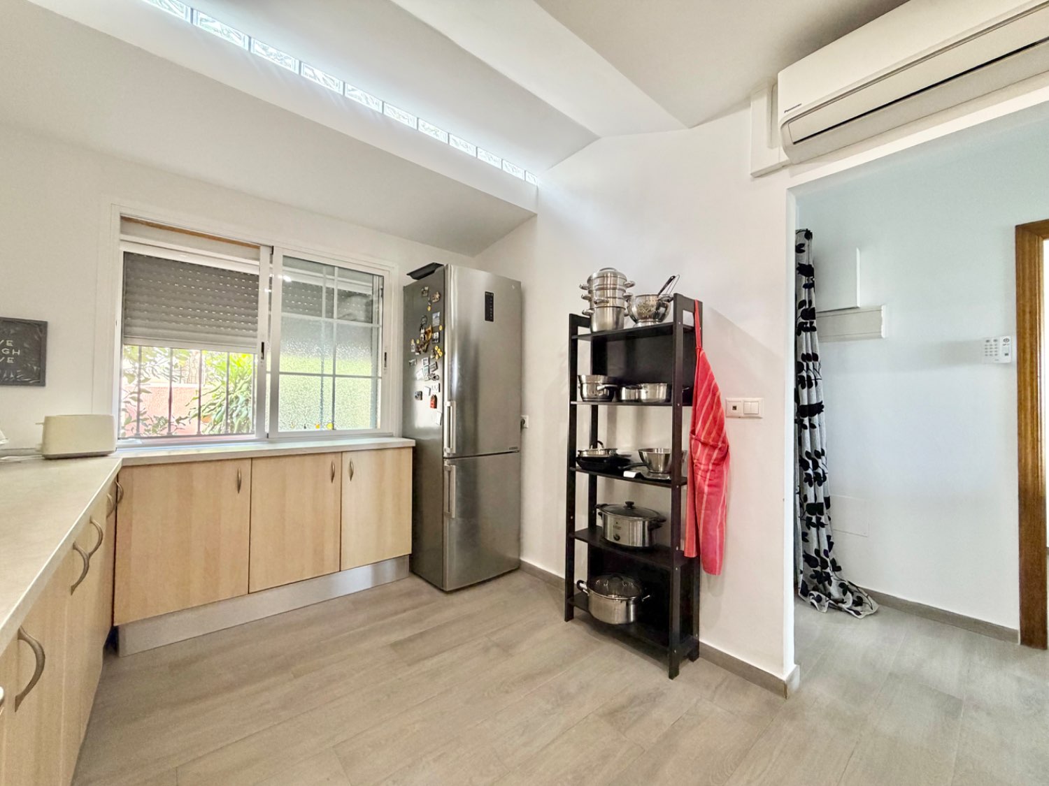 Fabulosa casa pareada cuatro dormitorios  con preciosas vistas al mar en Alcaidesa
