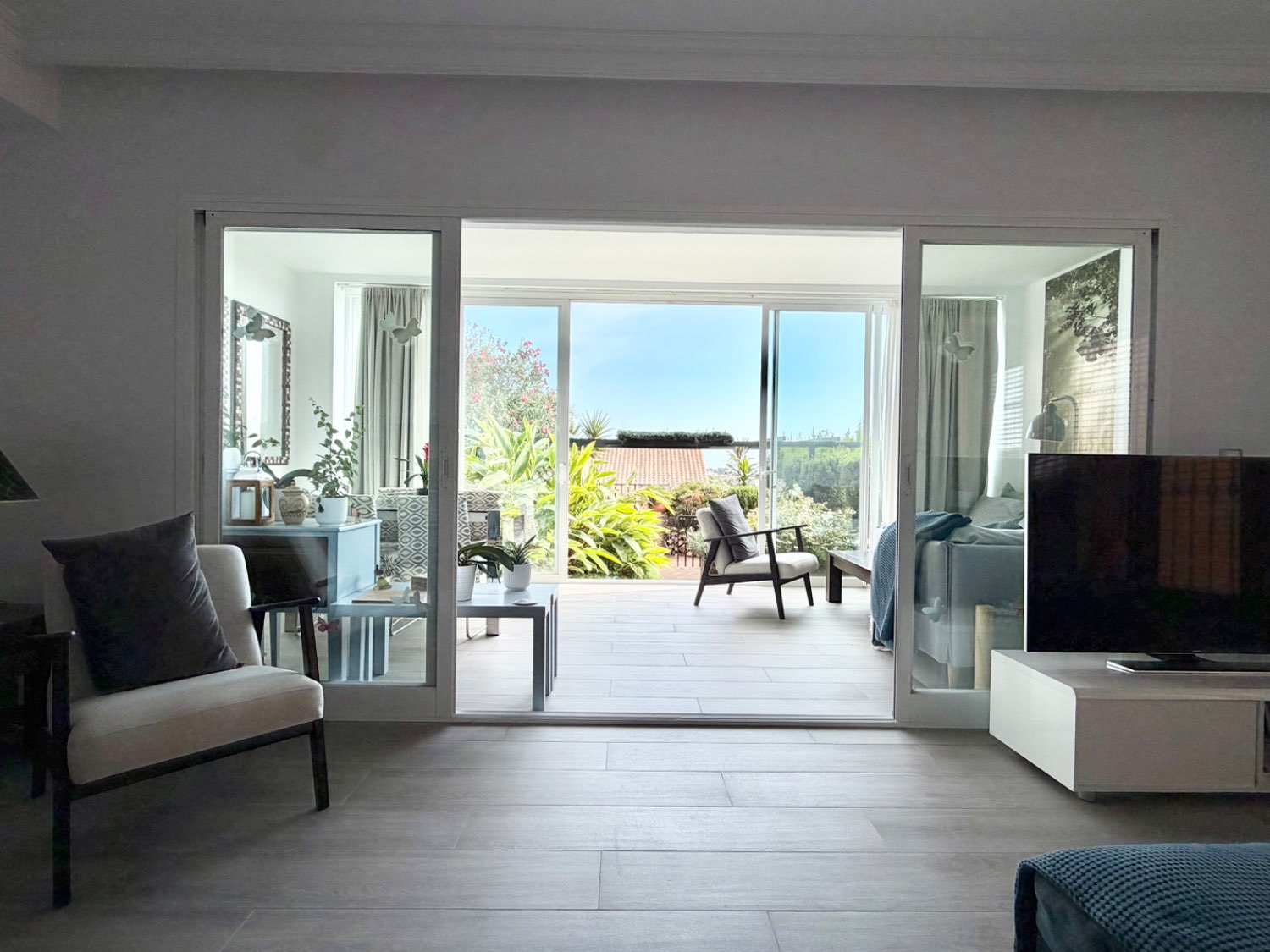 Fabulosa casa pareada cuatro dormitorios  con preciosas vistas al mar en Alcaidesa